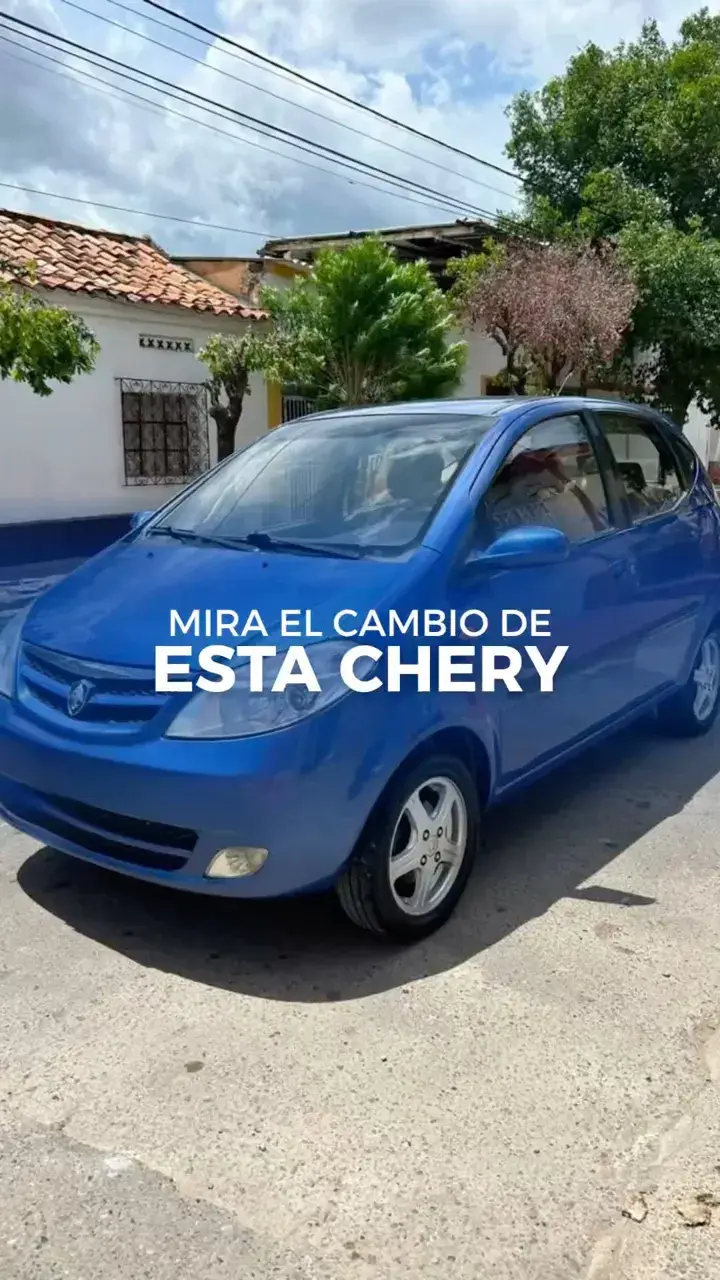Camioneta Chery azul en el taller
